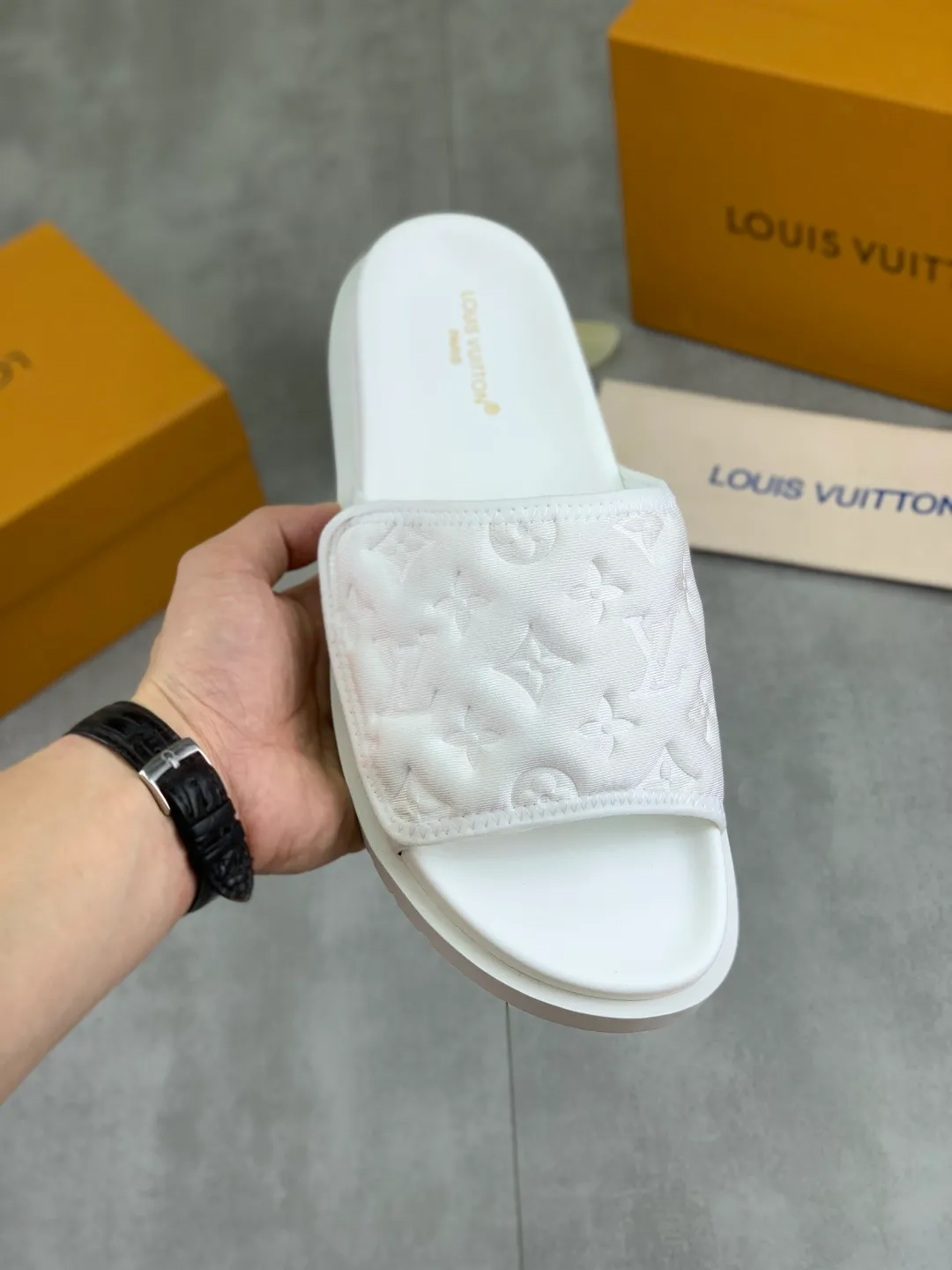 Men's shoes 💰P320 💰[New style]🆘 Original quality [LOUIS VUITTON] The popular Louis Vuitton LV men's slippers on the official website are on sale simultaneously! Original fabric imported from Italy, original factory special supply, code number: 38-44 (45 customized), many colors available